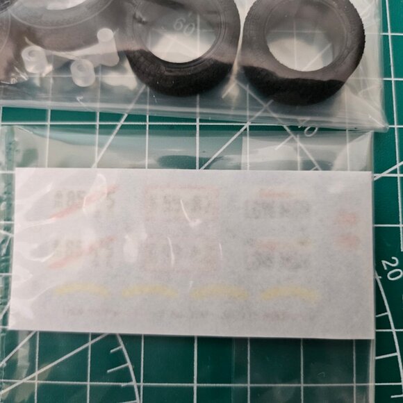 Aoshima 1/24 Wire Wheel Silver Plated 13 Inch Tire & Wheel Set - Picture 4 of 5